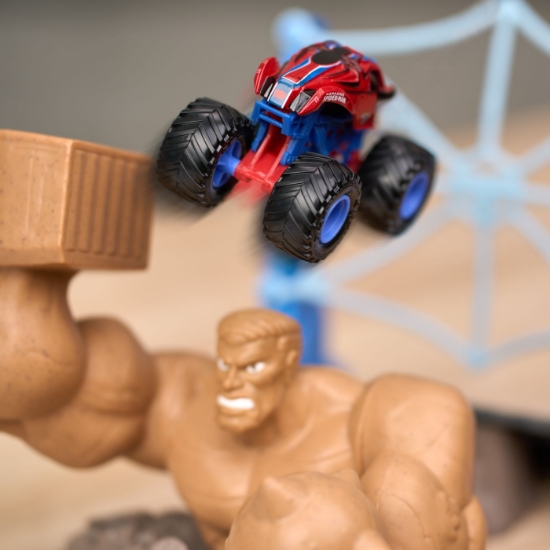Imagine MONSTER JAM MARVEL SET UIMITORUL SPIDER MAN BATALIA DIN ORASUL OMULUI NISIP