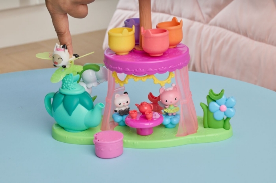 Imagine GABBYS DOLLHOUSE FAIRYLANDIA SET DE JOACA PETRECERE CU CEAI CU FIGURINE SI ACCESORII