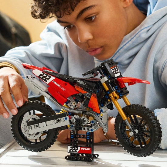 Imagine LEGO TECHNIC MOTOCICLETA DUCATI DESMO 450 MX VERSIUNEA DE UZINA 42238