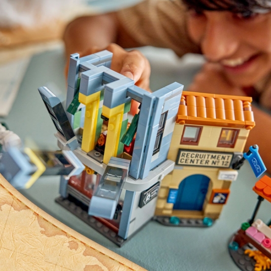 Imagine LEGO ONE PIECE INFRUNTARE CU CAPITANUL SMOKER 75642