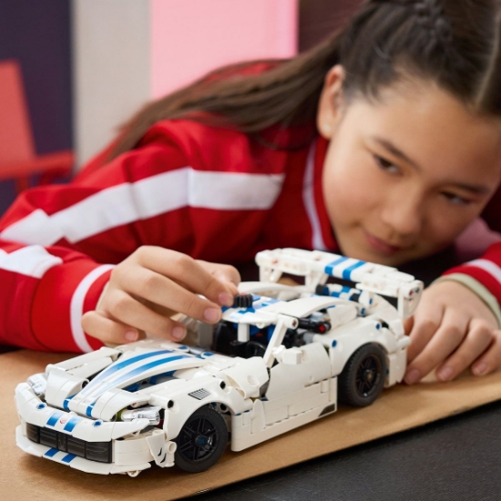 Imagine LEGO TECHNIC MASINA SPORT DODGE VIPER GTS R 42234