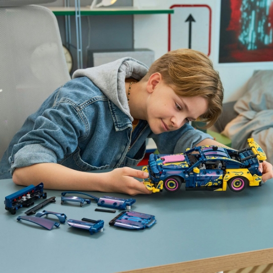 Imagine LEGO TECHNIC MASINA PERSONALIZATA FORD MUSTANG GT 42236