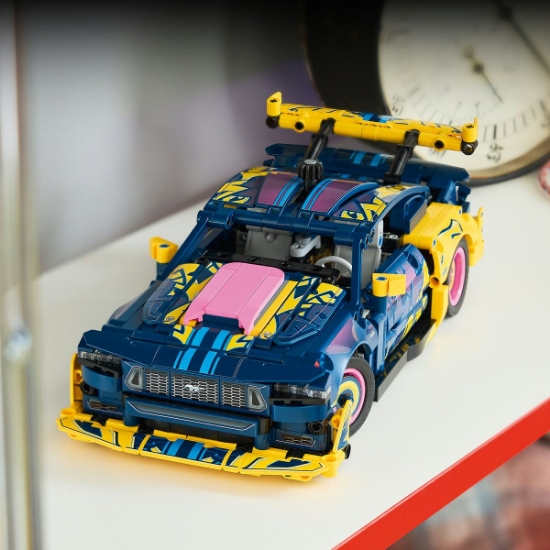 Imagine LEGO TECHNIC MASINA PERSONALIZATA FORD MUSTANG GT 42236
