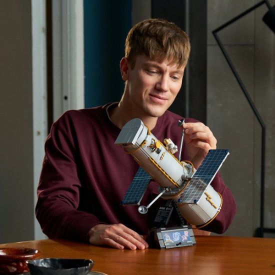 Imagine LEGO ICONS TELESCOPUL SPATIAL HUBBLE 11382