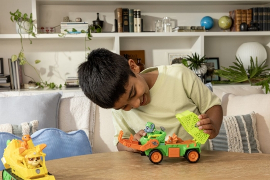 Imagine PATRULA CATELUSILOR FILMUL CU DINOZAURI SET DINO VEHICUL CAMION DE RECICLARE CU FIGURINA ROCKY SI ACCESORII 15CM