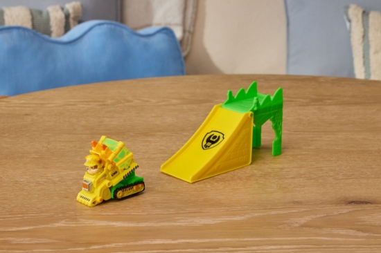 Imagine PATRULA CATELUSILOR FILMUL CU DINOZAURI SET VEHICUL CU RAMPA SI FIGURINA RUBBLE