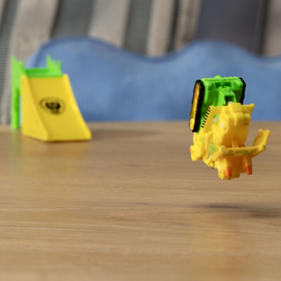 Imagine PATRULA CATELUSILOR FILMUL CU DINOZAURI SET VEHICUL CU RAMPA SI FIGURINA RUBBLE