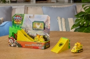 Imagine PATRULA CATELUSILOR FILMUL CU DINOZAURI SET VEHICUL CU RAMPA SI FIGURINA RUBBLE
