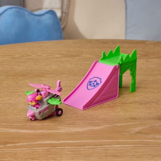 Imagine PATRULA CATELUSILOR FILMUL CU DINOZAURI SET VEHICUL CU RAMPA SI FIGURINA SKYE