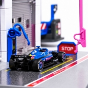 Imagine MAJORETTE SET MOTORSPORT BWT ALPINE F1 TEAM CU MASINUTA INCLUSA ALPINE A525 R19 SCARA 1 LA 64