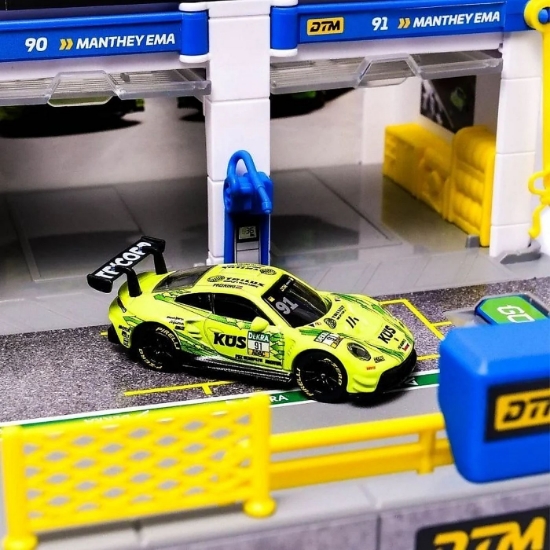 Imagine MAJORETTE SET MOTORSPORT DTM CU MASINUTA INCLUSA PORSCHE 911 GT3 R SCARA 1 LA 64