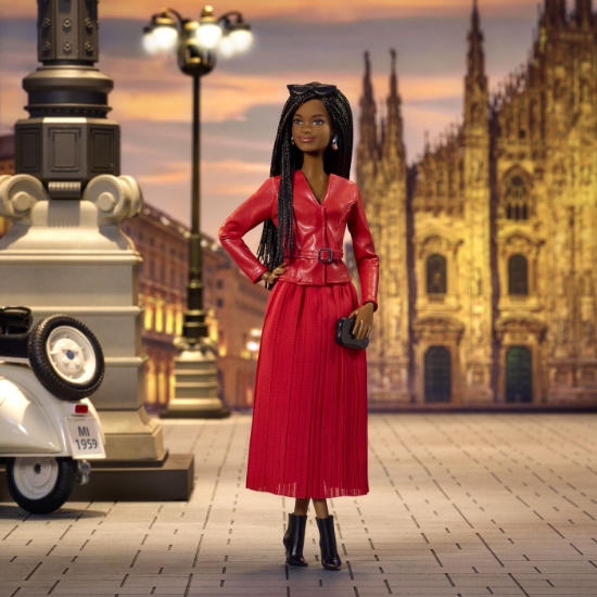 Imagine BARBIE SIGNATURE SAPTAMANA MODEI LA MILANO PAPUSA BARBIE TINUTA ROSIE 
