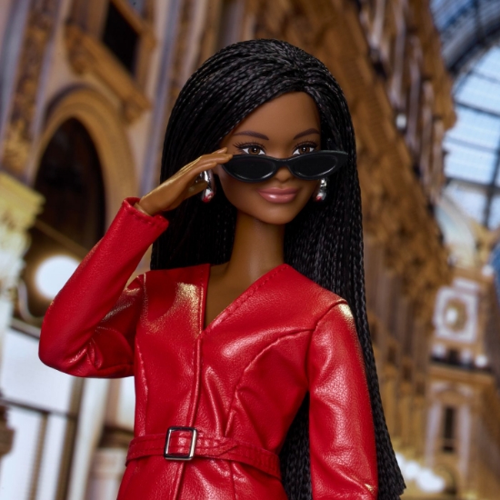 Imagine BARBIE SIGNATURE SAPTAMANA MODEI LA MILANO PAPUSA BARBIE TINUTA ROSIE 