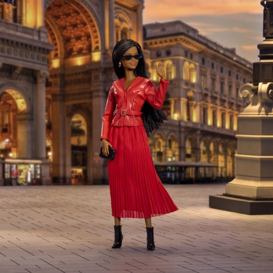 Imagine BARBIE SIGNATURE SAPTAMANA MODEI LA MILANO PAPUSA BARBIE TINUTA ROSIE 