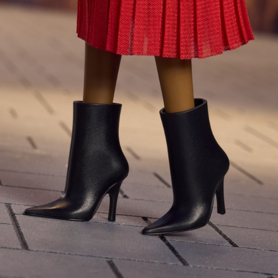 Imagine BARBIE SIGNATURE SAPTAMANA MODEI LA MILANO PAPUSA BARBIE TINUTA ROSIE 