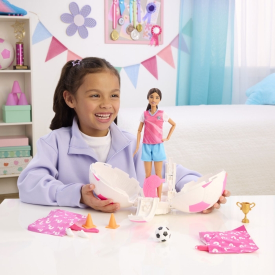 Imagine BARBIE TEAM ROTESTE SI DEZVALUIE PAPUSA BARBIE JUCATOARE DE FOTBAL 