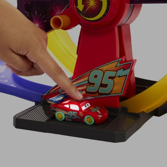 Imagine CARS PISTA DE CURSE CELEBRATION RACEWAY FULGER MCQUEEN CU 1 MASINUTA INCLUSA