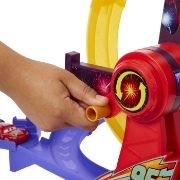 Imagine CARS PISTA DE CURSE CELEBRATION RACEWAY FULGER MCQUEEN CU 1 MASINUTA INCLUSA