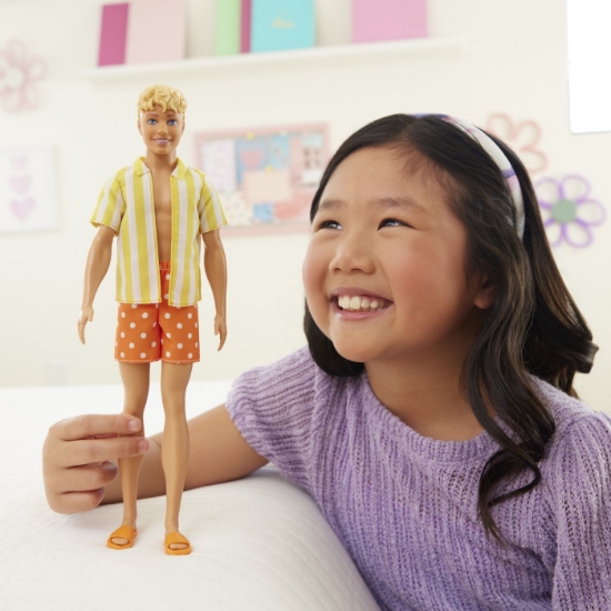 Imagine BARBIE PAPUSA BAIAT FASHIONISTAS IN CAMASA SI PANTALONI PORTOCALII