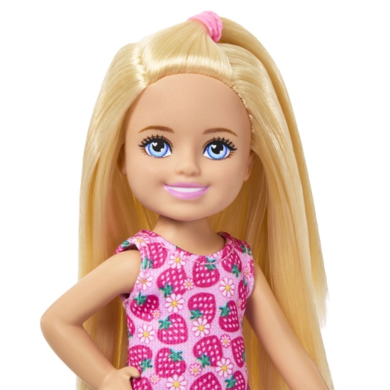 Imagine BARBIE PAPUSA CHELSEA BLONDA CU ROCHITA ROZ CU CAPSUNI