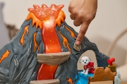 Imagine PATRULA CATELUSILOR FILMUL CU DINOZAURI SET SUPER EXPLOZIE DE LAVA 