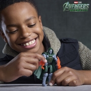 Imagine MARVEL AVENGERS DOOMSDAY ACTION VERSE SET FIGURINA DOCTOR DOOM SI ACCESORII